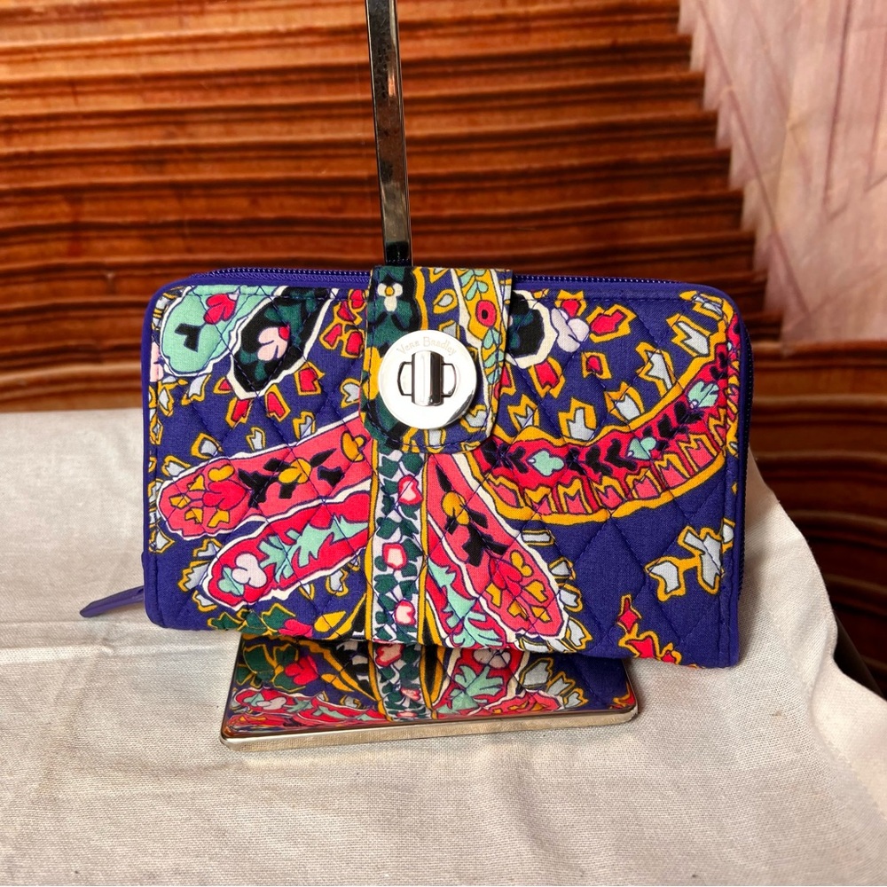 NWOT Vera Bradley Floral Wallet, 7.5x5”, ample compartments & 16 card slots 2 ID